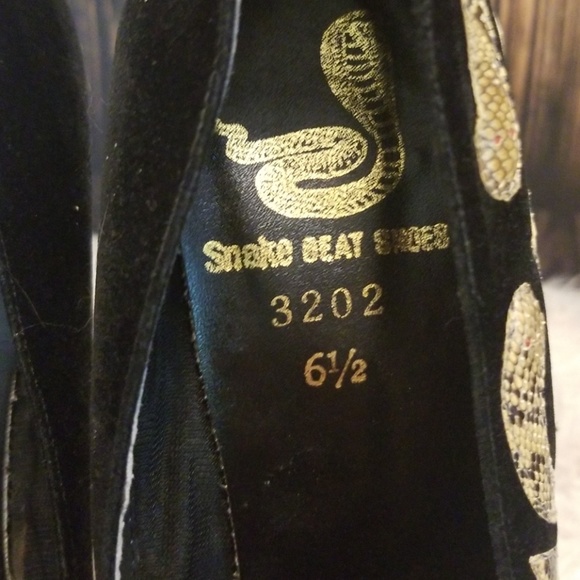 {vintage} Black velvet heels/snake ornamentation - Picture 8 of 8